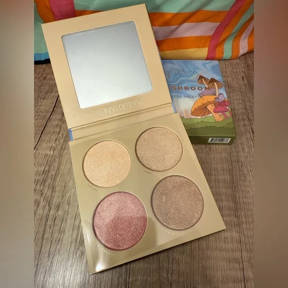 Lunar Beauty Moonshroom Highlighter Palette - Picture 2 of 4